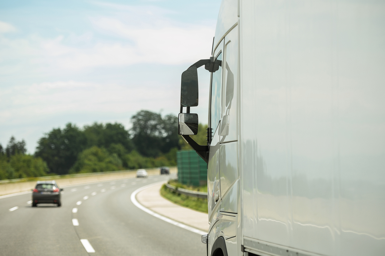 Tips for Commercial Truck Drivers: Making Safe Right Turns - Truck Safety